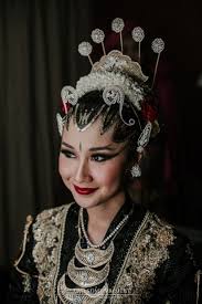 Ini sekaligus memiliki makna simbolis bahwa pengantin diharapkan. The Divine Meanings Of Paes The Central Javanese Bridal Makeup Bridestory Blog