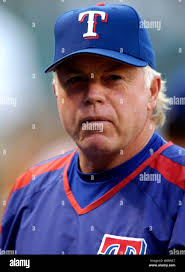 Texas Rangers manager Buck Showalter talks to catcher Gerald Laird