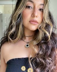 Mayra Francis's Instagram, Twitter & Facebook