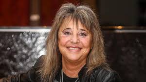 Towards the end of 2008, quatro's children moved out of the house and she temporarily put it up for sale, stating that she had empty nest syndrome. Leute Suzi Quatro Kennt Die Schattenseiten Des Ruhms Gesellschaft Sz De