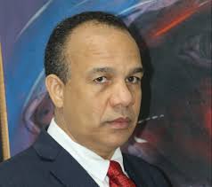 Nicolás Mateo presenta antología poética "Aliento de canela y sal"