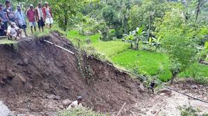 Khusus untuk wilayah desa cikeruh, jatinangor kabupaten sumedang setidaknya terdapat tiga. Tertutup Longsor Jalan Sumedang Garut Lumpuh Total