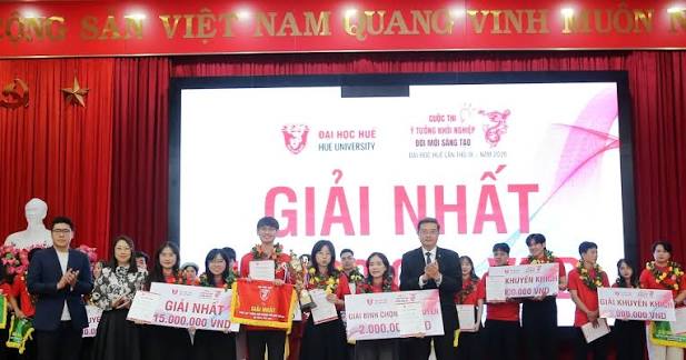 Dự án 'Tất gel thảo dược An Túc' giành giải Nhất khởi nghiệp Đại học Huế |  Sky Tin