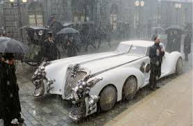 The league of extraordinary gentlemen (dt.die liga der außergewöhnlichen gentlemen) ist eine comicreihe von alan moore und kevin o'neill, die seit 1999 erscheint.sie beginnt im jahre 1898 und handelt von literarischen figuren, die sich zum kampf gegen feinde des britischen empires zur titelgebenden gruppierung zusammengeschlossen haben. Die Liga Der Aussergewohnlichen Gentlemen 2003 Film Cinema De