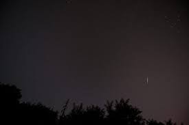 Het volstaat om met het blote oog te kijken in de richting van het sterrenbeeld perseus. Perseiden Een Zwerm Van Meteoren Vallende Sterren Fotograferen In De Natuur