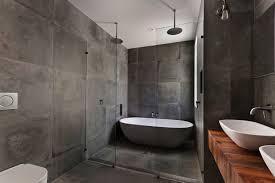 Il suffit de miser sur des matériaux précis comme le carrelage, le bois ou le marbre et des couleurs plutôt neutres, allant du beige au gris. Salle De Bain Grise 65 Idees Du Gris Taupe A L Ardoise Pour Se Sentir Comme Dans Un Cocon