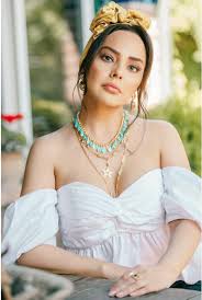 Abd'nin i̇ran'a uyguladığı yaptırımları delme, bankacılık sahtekarlığı, kara para aklama ve bunlarla ilintili suçlardan new york'ta yargılanan i̇ran asıllı rıza sarraf'ın eşi ünlü şarkıcı ebru gündeş, kızı alara ile. Ebru Gundes In Gozlerden Uzak Tuttugu Kizi Alara Ebru Gundes In Kizi Annesinin Kopyasi Cikti Galeri Takvim