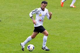 1/4 of one direction :) we would be nowhere without our incredible fans, we owe it all to you. One Direction S Louis Tomlinson To Charge 250 For Selfie