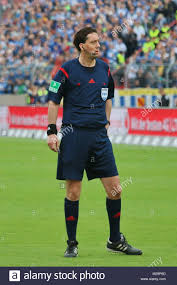 He was a fifa referee between 2007 and 2018. Schiedsrichter Manuel Grafe Berlin Relegation Ksc Hsv Stockfotografie Alamy