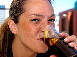 Waarom je Coca-Cola uit een glazen fles moet drinken (en niet uit een  blikje)