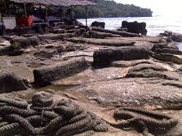 Akan tetapi kesuksesannya membuat dia lupa akan ibunya, yang sebenernya ibunya hidup miskin dan hidup menderita. Si Tanggang Anak Durhaka Batu Malin Siakap Keli Press ÙÙŠØ³Ø¨ÙˆÙƒ