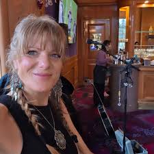 🎶 Mountain Music Series this Friday Canadian country star Natalye Vivian  brings her high-energy “The Spirit of Shania” show to the Summit! She's  toured the world, shared the stage with Terri Clark,