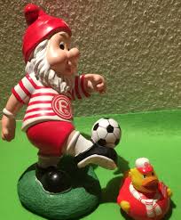 Seit fast zehn jahren trägt er das trikot der fortuna. Gluecksbringer F95 Fortunaduesseldorf Duesseldorf Quietscheentchen Maskottchen Gartenzwerg Gartenzwerg Schwarz Rot Gold Maskottchen