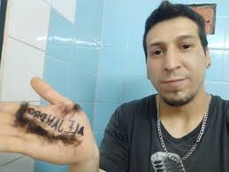 Mi nombre es Alejandro Brizuela, tengo 31 años, cayos y pelos en las manos  y escribí mi nombre al revés 🤦🏻‍♂️(igual la letra era chota xq lo escribí  con la derecha 🙄)