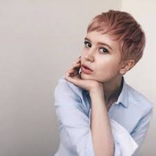 Rinsing The Hair These Shorthair Models Do Not Require Any Shaping Models Require Rinsing Shaping Shorthai Short Hair Model Short Hair Styles Model Hair