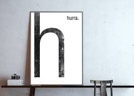 H Hurra Typografie Buchstabe H Poster In Din A4 Ohne Rahmen Digitaldruck Du Hast Die Wahl Wofur Das H Steh Typografie Poster Typografie Poster
