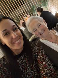 Bonjour a toutse j'aimerais savoir si vous vous souvenez de madame Michèle  la directrice.