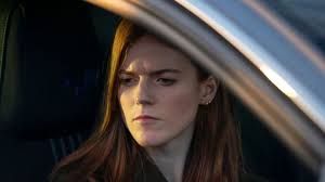 Vigil : Rose Leslie (Kirsten) vraiment enceinte lors du tournage de cette  saison 2 ? Elle répond !