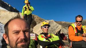 Linda vet at mannen er fanget i en bresprekk. Hun vet bare ikke hvor.