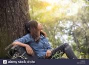 Resultado de imagen para mujer en un bosque sentada bajo un arbol imagen bonita