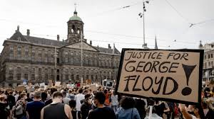 Hij wordt meteen door een moslim geïntimideerd en vervolgens door de poilitie in een busje. Amsterdam Staat Geen Demonstraties Meer Toe Op Dam Tijdens Coronapandemie Nos