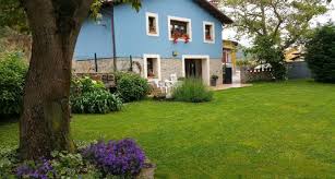 Catalogadas como casas de aldea por el principado de asturias, sus estructuras es la típica de las casas asturianas…amplias y acogedoras, situadas en espinaredo, un pueblo muy pintoresco.su río, los hórreos, rutas de senderismo y su paisaje hacen que sea un pueblo. Las Mejores Casas Rurales De Llanes Casas Rurales De Llanes