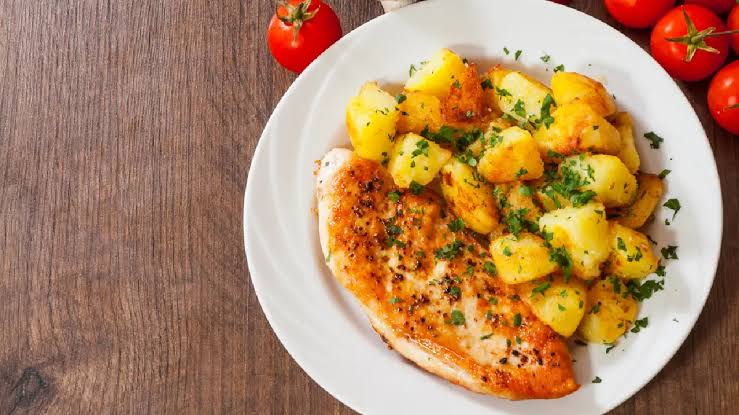 Frango ao Limão com Ervas Finas e Batatas Assadas