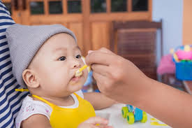 Pada usia 6 bulan, berat badan bayi bertambah sekitar 0,5 kg, dan tingginya bertambah 1,2 bayi umur 6 bulan sudah tidak lagi merespon sesuatu hanya dengan menangis. Cara Membuat Bubur Bayi Usia 6 Bulan Sehat Dan Bergizi