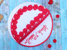 Your anniversary is a time for sharing your affection, it's obvious the two of you have quite a deep connection! Buy 6 Month Half Themed Cake Happy Six Months