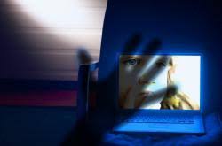 On his sprawling country estate, an aging writer matches wits with the struggling actor who has stolen his wife's heart. La Ballena Azul El Macabro Reto De Internet Que Tiene En Alerta Al Mundo