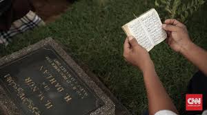 Kemudian adab dan tata cara ziarah selanjutnya ialah membaca doa untuk mayit. Rangkaian Doa Ziarah Kubur