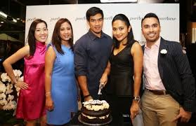 Abang nor mencium pipi suaminya jaafar lalu menyerahkan beg pakainnya. The G A L A X T A R Blog