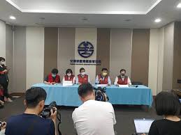 告不治。 另外有66人分別送往花蓮、宜蘭地區醫院救治。 台鐵初步研判事故原因疑為工程吊貨車停車未拉手煞車，導致貨車滑落邊坡高速撞上太魯閣號。 工程車李姓司機已被帶回偵訊，詳細事故原因及經過仍在釐清中。 台鐵408次太魯閣號今（2日）. Iotqa0ylqn4nvm