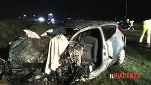 E' il bilancio di un incidente stradale avvenuto alle 17.36 di oggi pomeriggio in provincia di piacenza, lungo il tratto della bretella di. Un Auto Sbanda E Gli Taglia La Strada Schianto Al Rientro Dalla Partita Due Morti
