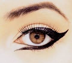 Eyeliner Sanati Masumiyet Ve Cekicilik Arasindaki Ince Cizgi Goz Kalemi Eyeliner Makyaj Fikirleri