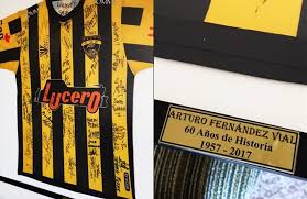 Presentacion camiseta oficial 2017 / fernandez vial. Vialino Se Luce Con Historica Camiseta Aurinegra Fernandez Vial