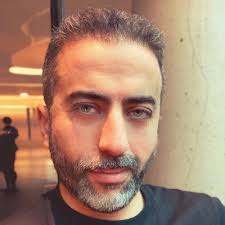 البنات بلا شك أفضل من الاولاد. في التعامل في الشغل من ناحية الجدية والكفائة  في العمل. هذا من تجربتي في الثلاث سنوات مع الفريلانس و التوظيف. أفضل من  ناحية: التركيز، الالتزام، تحمل