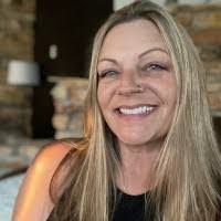 Lori Lund's Instagram, Twitter & Facebook