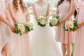 Brautjungerkleider Und Strausse In Altrosa Foto Ben Kruse Brautjungfernkleid Hochzeit Trauung