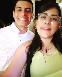 Cómo las hormigas, trabajamos en equipo🙌✨ Foto 1- La señora Marisela es  parte de la comunidad indígena de Kanaimö, fue la encargada de ayudarnos a  cocinar en nuestros días de jornada. Cómo