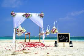 Anche qui come nel matrimonio diurno, ideali fantasie e colori delicati nel matrimonio in campagna, potete puntare su fantasie floreali e anche su colori più accesi. Matrimonio In Spiaggia Come Organizzarlo Mamma Shop Online