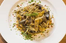 Quando l.aglio e dorato, eliminatelo e versate nel recipiente le fettine di coratella, salate e insaporite con un po. Tagliolini Con La Coratella Di Abbacchio E Carciofi La Ricetta La Cucina Di Bacco