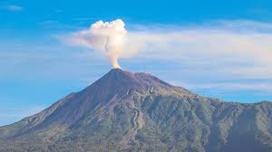 Cinder cone biasanya terbentuk oleh letusan sejenis. Melihat Dari Dekat Keindahan Gunung Karangetang Gunung Kerucut Di Kepulauan Sitaro Tribunmanado Travel