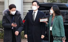 현재 편 청와대, 이재용 부회장 '8·15 광복절' 가석방 시키기로 가닥 1,204 읽음 시리즈 번호 4822. 10ë§Œì „ìž íƒ„ë ¥ë°›ë‚˜ ì´ìž¬ìš© ê°€ì„ë°© ì‚¼ì „ ì£¼ê°€ í–¥ë°©ì€ ë¨¸ë‹ˆs