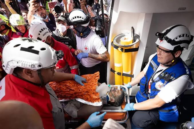 Milagro en Venezuela: rescatan a un hombre que estuvo ocho días bajo los escombros