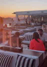 Kriti sanon in greece : r/BollyBlindsNGossip