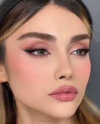 Contouring and highlighting for a natural look?