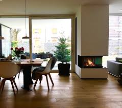 Panoramakamin Als Raumteiler In Diesem Schonen Eigenheim War Es Unser Ziel Den Langen U Formigen Wohnraum Mit Esszimmer Und In 2020 Kamin Wohnzimmer Wohnraum Wohnen