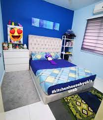 Apapun, pastikan bilik tidur sentiasa dalam keadaan kemas dan rapi kerana secantik mana bilik tidur pun jika bersepah dan tidak terurus, boleh merosakkan suasana di dalamnya. Deko Bilik Tidur Yang Kecil Tanpa Almari Pakaian Dengan Tema Biru Hias My
