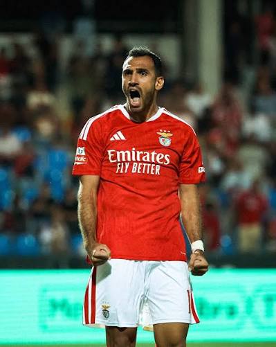 ⚽: Vangelis Pavlidis anotó un Hat Trick en la goleada como visitante del  Benfica sobre el equipo Casa Pía por 7 a 0, en la segunda jornada de la  campaña 2026-2027 de